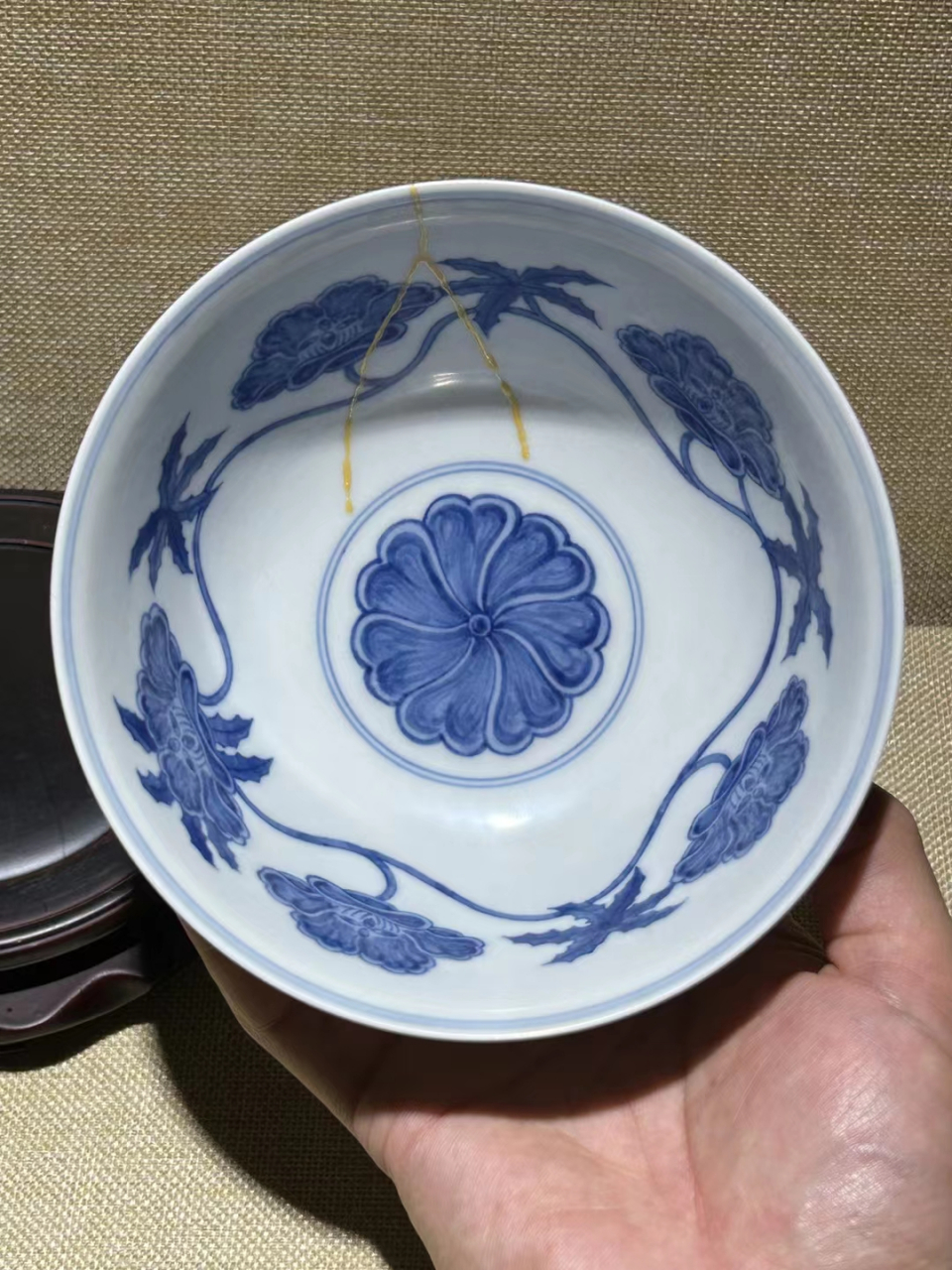 成化青花秋葵碗 高7.1.口径14.5.  有裂 已修复,品相如图