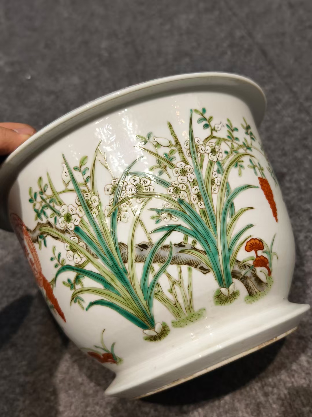 粉彩花卉纹花盆 哇,这花盆也太可爱了吧,我要是有个这样的小花园就太