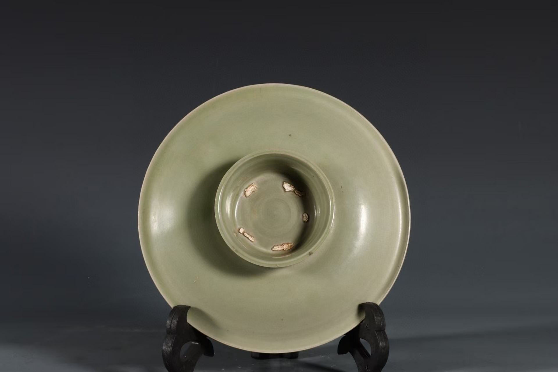 五代越窑青釉秘色刻花盏 高8口径8.3盘径16.5底径7.3公分