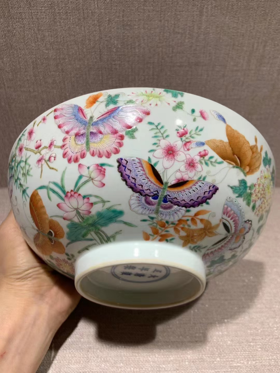 清雍正粉彩蝶恋花纹碗