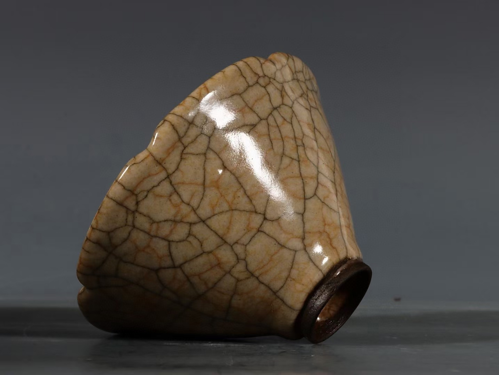 南宋哥窑米黄釉葵口盏 高6口径10.8底径2.8公分