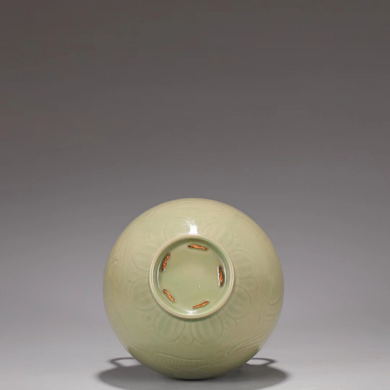 旧藏 唐代 越窑秘色青瓷剔刻龙纹四系瓶 尺寸:高28公分 肚径17.