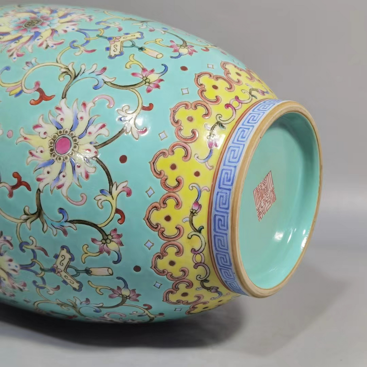 清道光款 绿地粉彩吉庆有余宝相花双耳瓶 高31.5肚径17