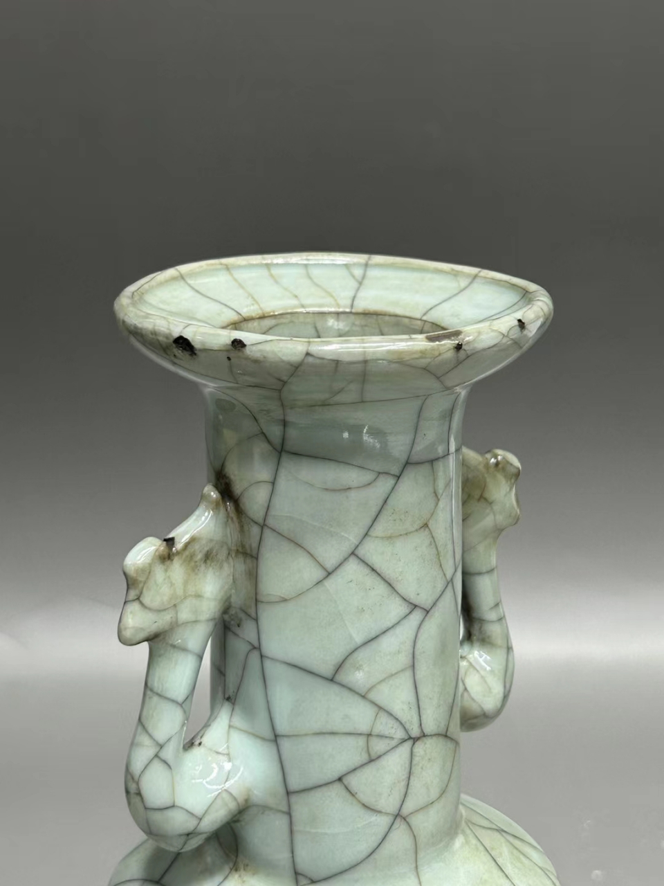 宋代官窑双耳瓶 高21.7. 口有爆釉,藏品开门,品相如图