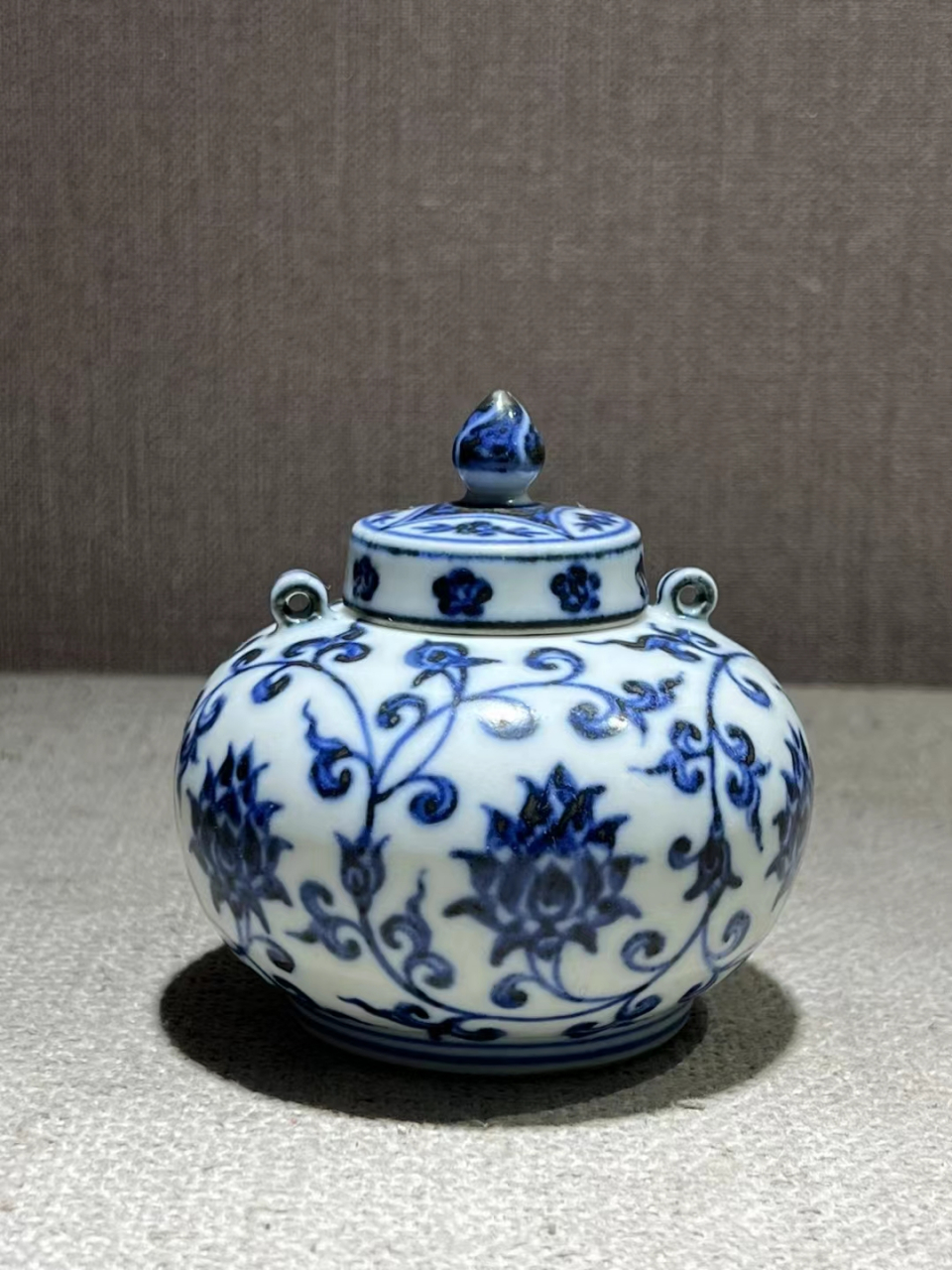 明永宣时期青花缠枝莲纹双系盖罐 高8.5肚径8.5公分,全品完整