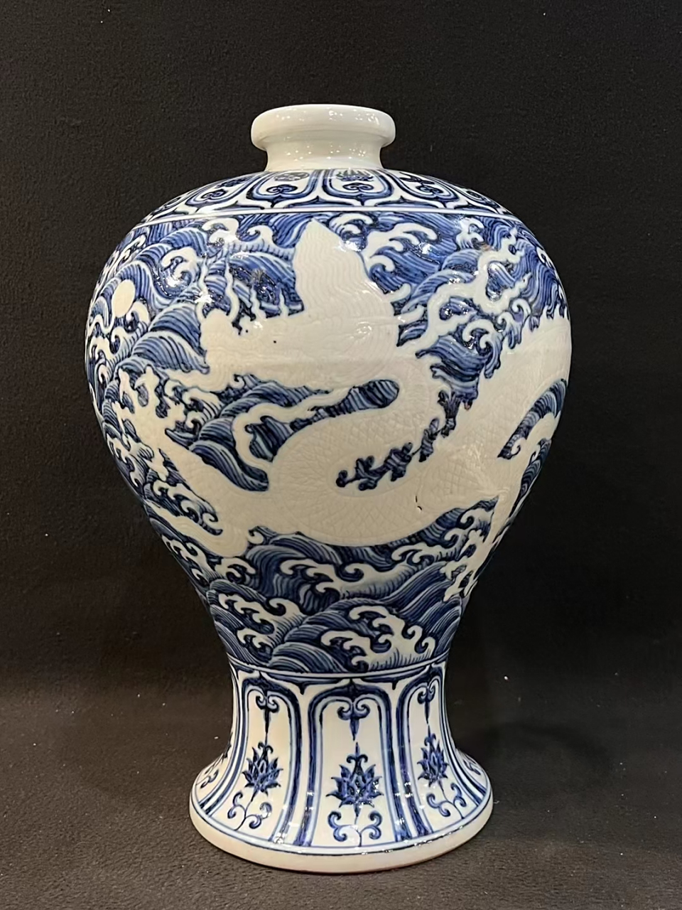 明永乐青花留白暗刻海水龙纹梅瓶精品欣赏