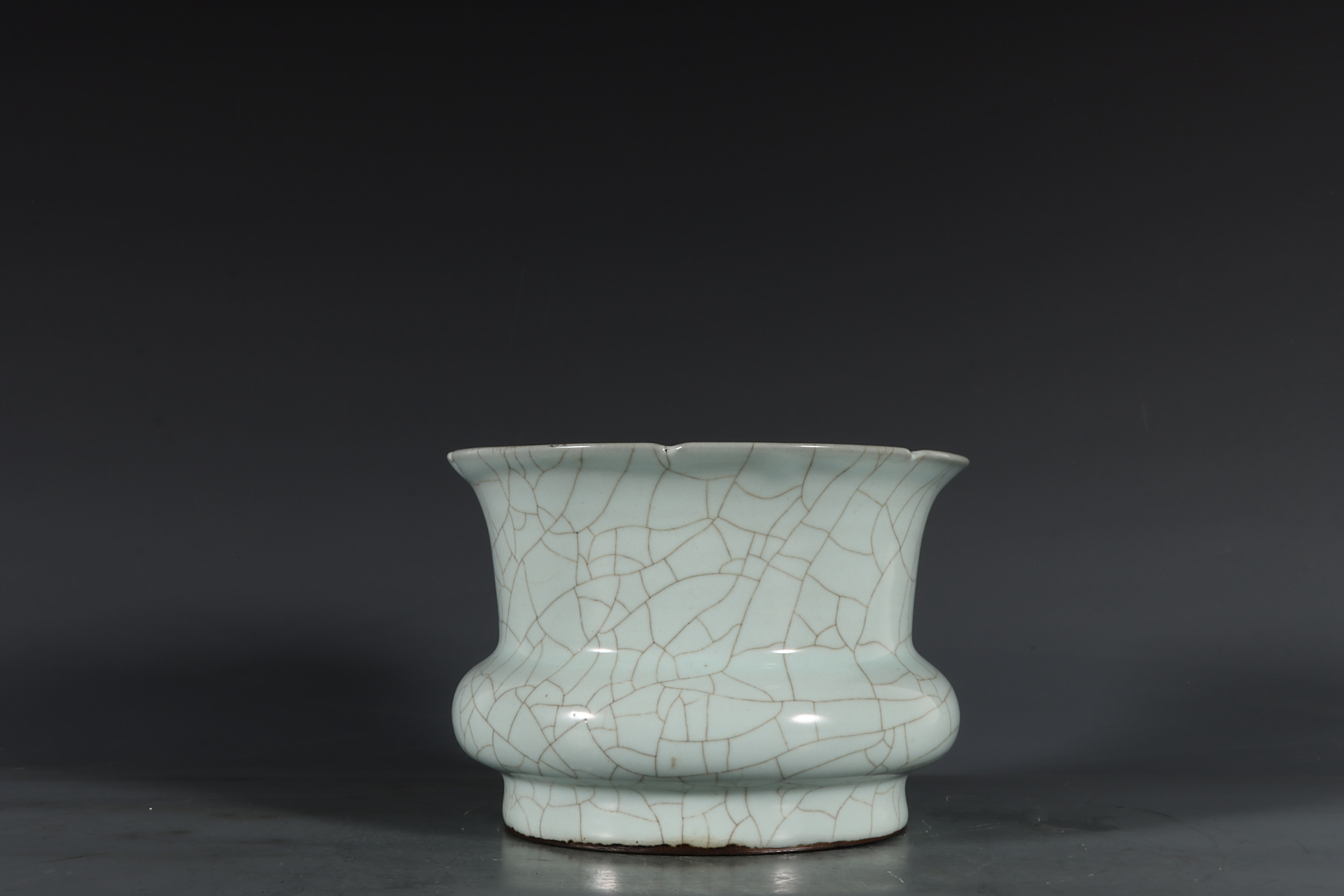 北宋官窑月白釉花口樽精品欣赏 高11口径16.8底径12.5公分