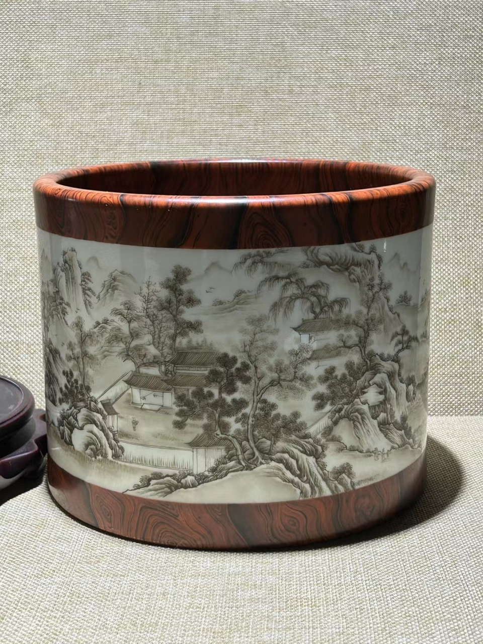 雍正木纹釉墨彩山水图笔筒,高14.6,口径18.5. 画工精美,藏品开门