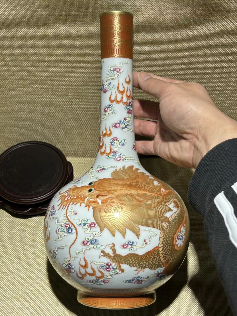 康熙粉彩矾红描金龙纹胆瓶 高33公分 全品完整