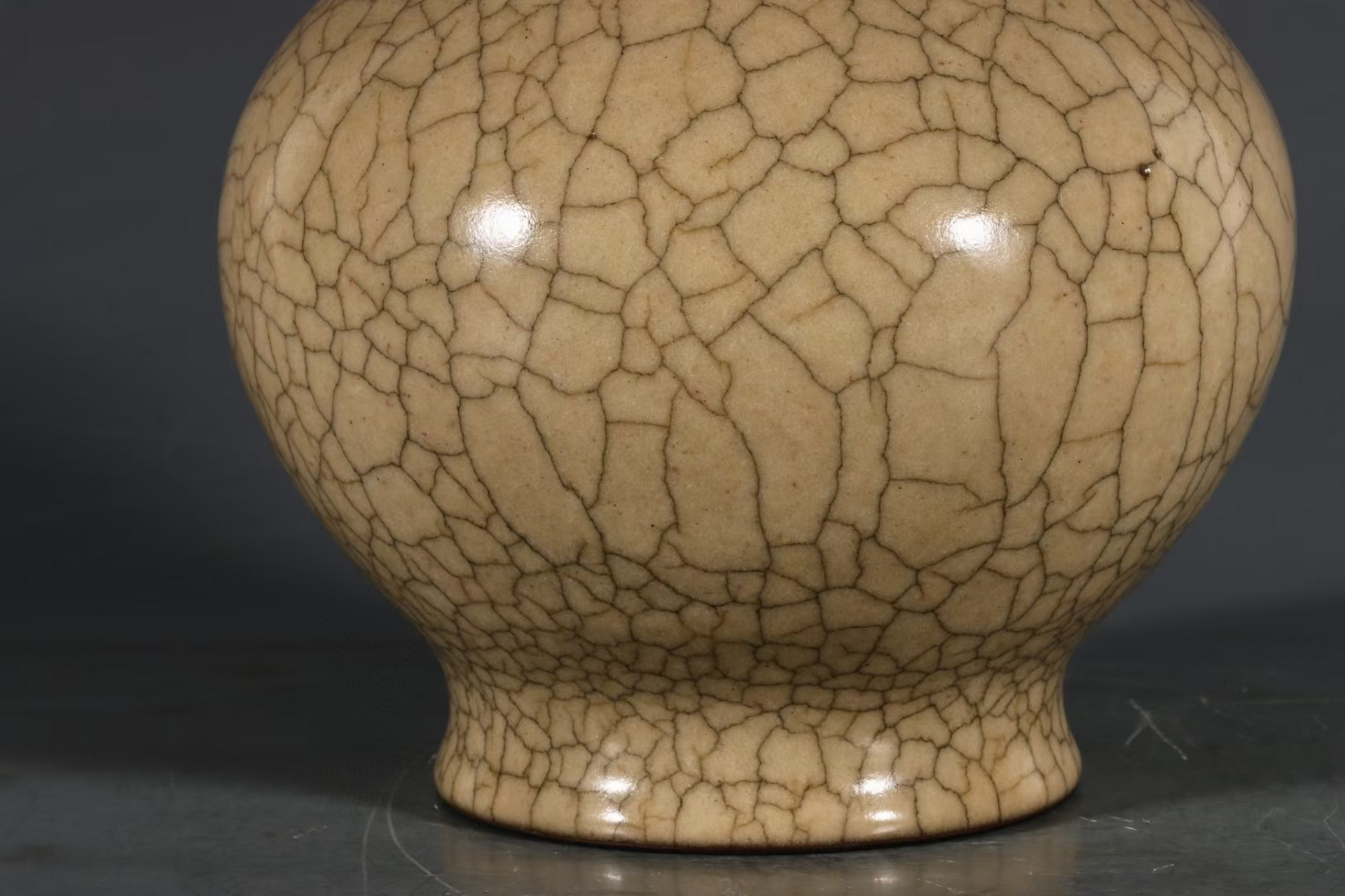 南宋哥窑米黄釉大腹直颈瓶 高23.5口径4.7肚径14.5底径8.7公分