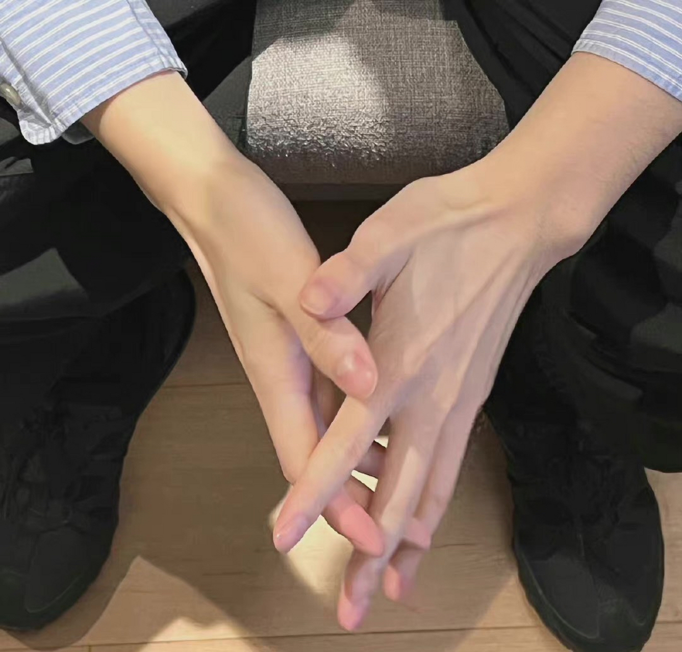 白皙且修长,骨节分明,指甲光泽温润,男生这样的手真的十分好看.
