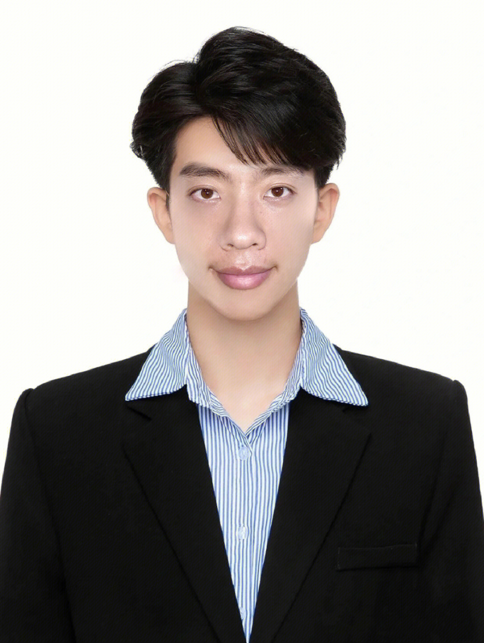 需要用二寸照片,跑了3家照相馆给我拍的都不太满意,大家帮我选选用