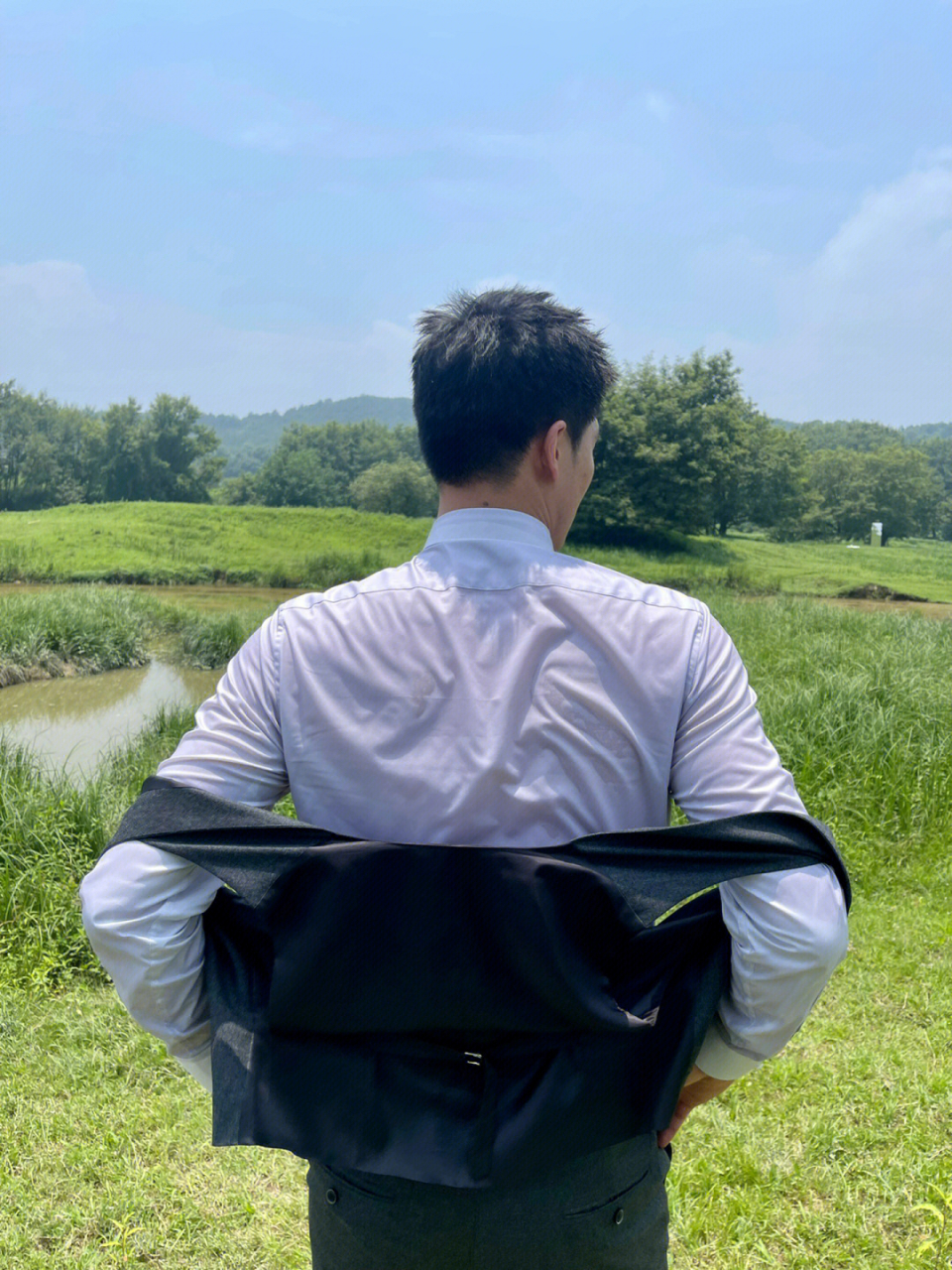 这个天气出门10分钟衬衫全被汗湿透了,真是热到老婆跟人跑了都懒得去