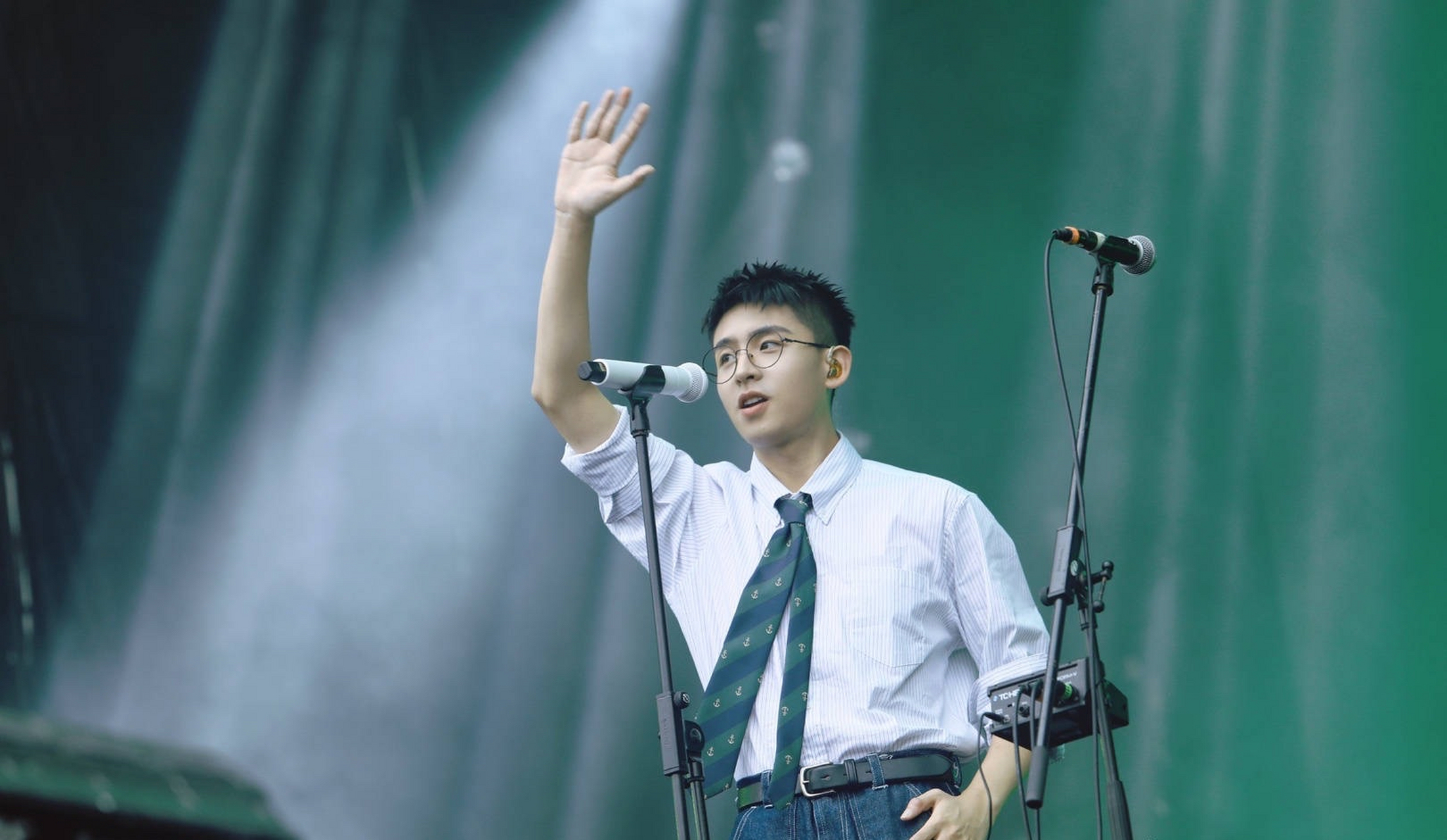 最近发现了一个"宝藏歌手"焦迈奇,外形真的是非常的干净清俊,声音也像