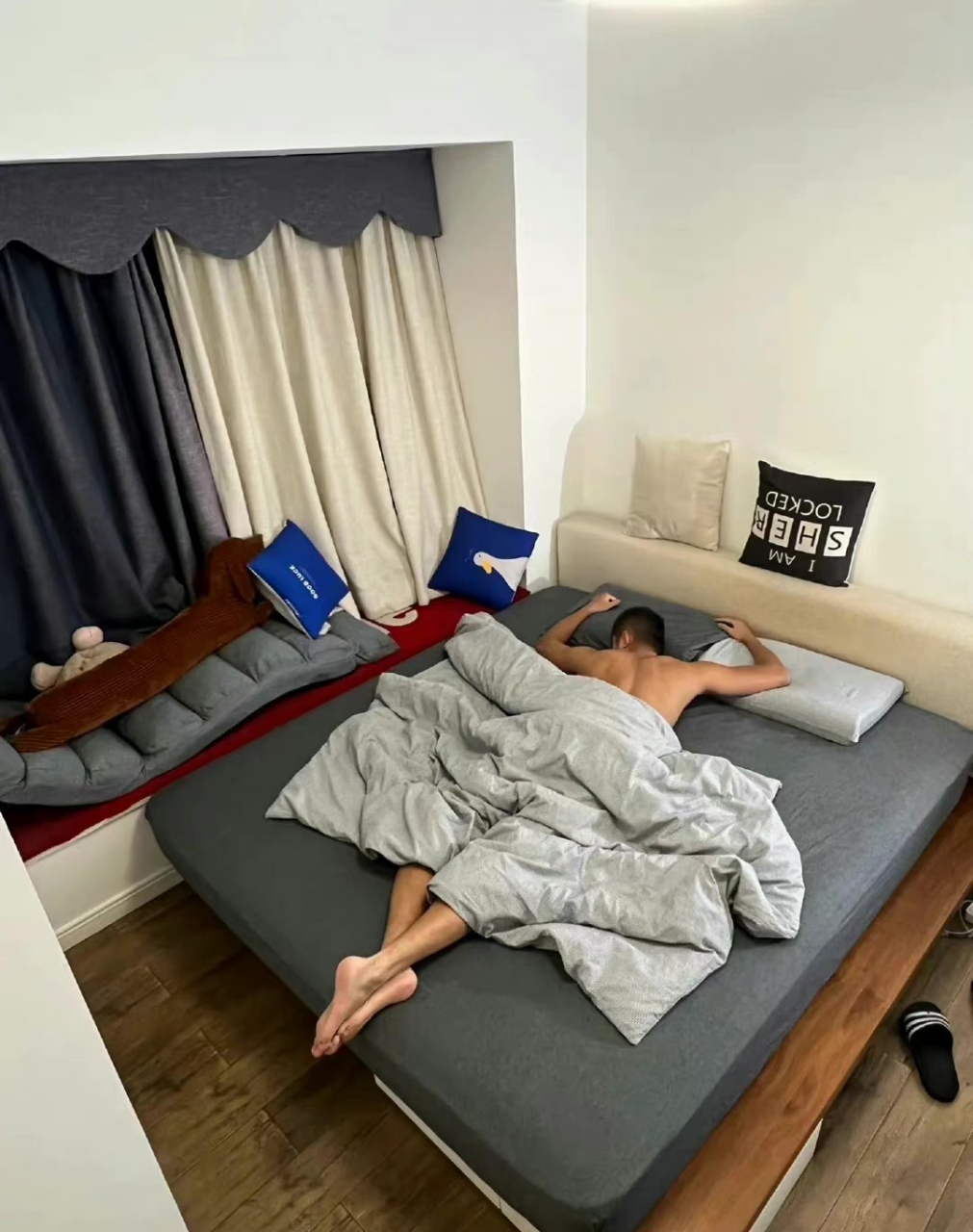 男朋友睡觉喜欢趴着睡,看着都觉得憋得慌,但他说趴着最舒服
