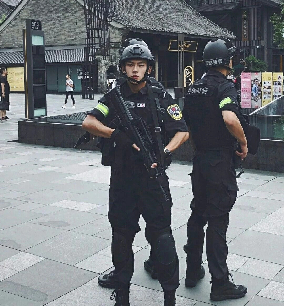 之前看电视剧,白敬亭扮演的特警给我的感觉是过于帅了,直到我看到一个