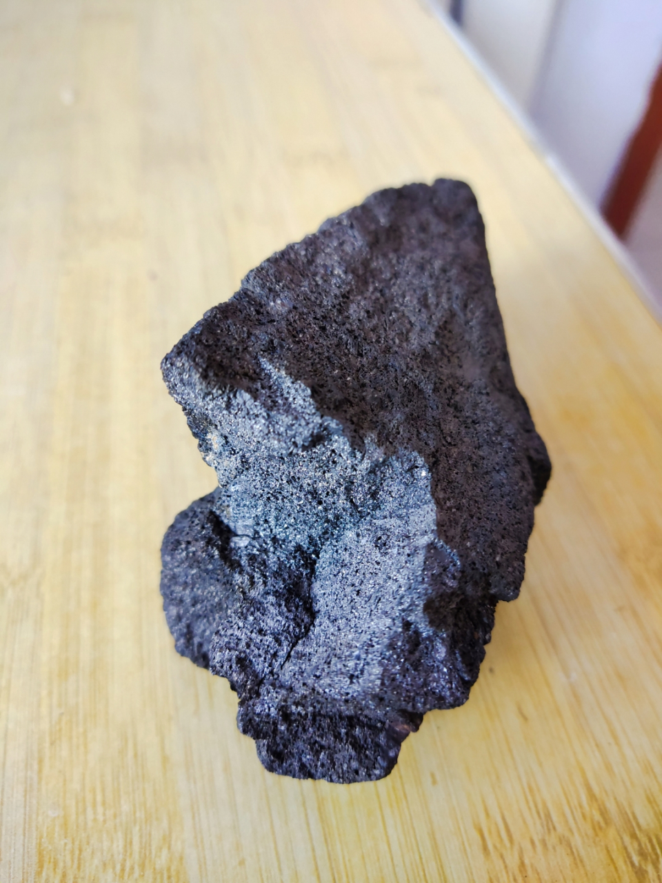 今天捡了个特别轻的石头里面是银色的不知道是什么石头