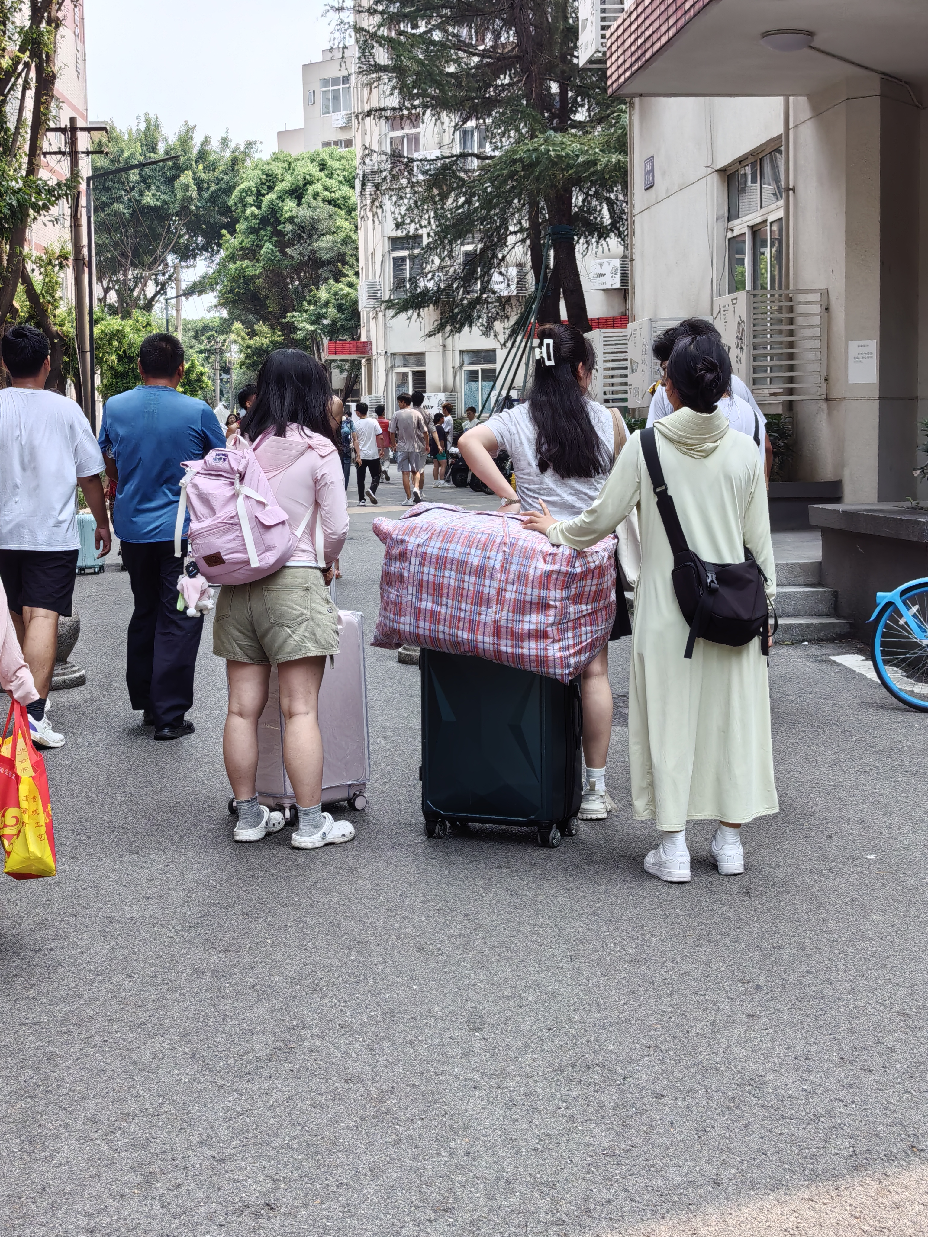 收拾行李学生图片