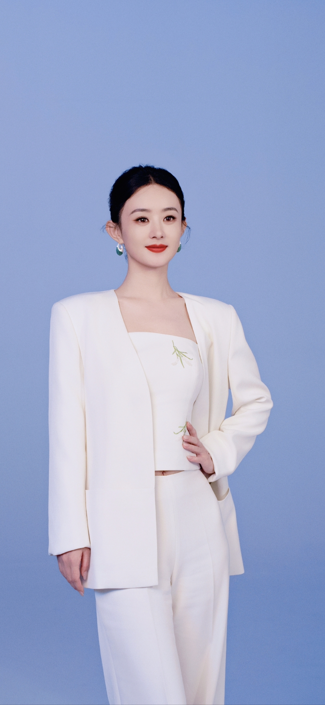 赵丽颖一身白每一帧都在诠释什么叫"又美又飒"谁懂赵丽颖这组图好绝!