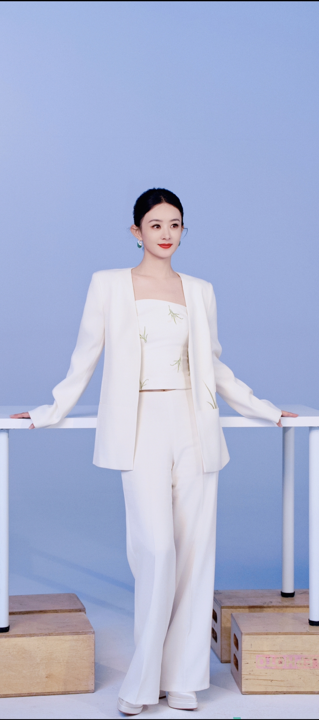 赵丽颖一身白每一帧都在诠释什么叫"又美又飒"谁懂赵丽颖这组图好绝!