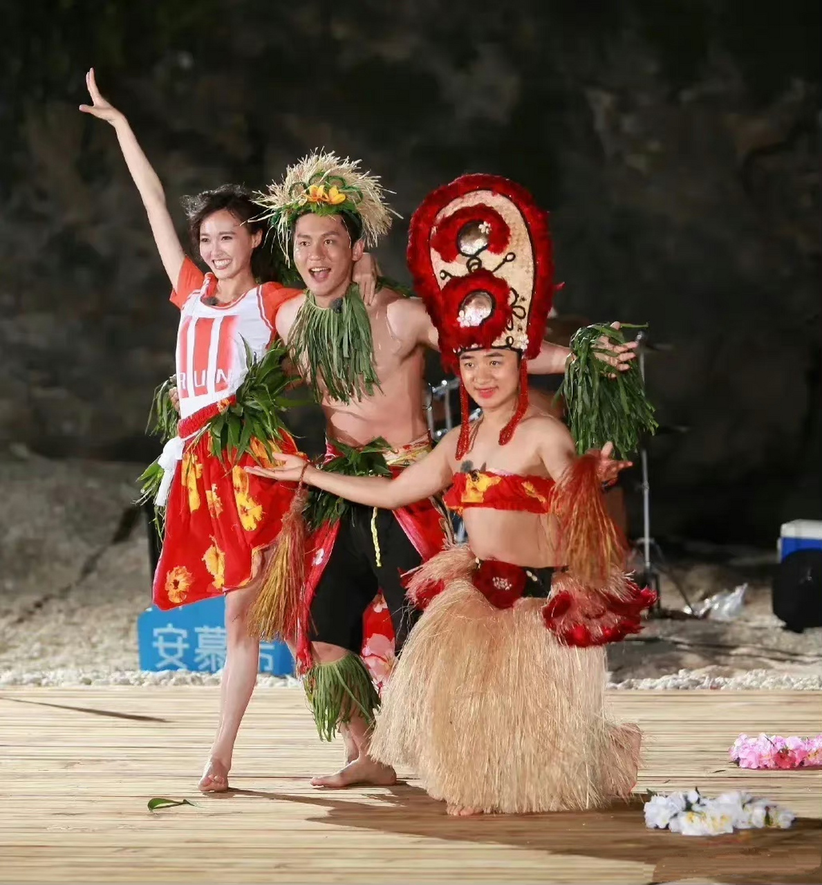 王祖蓝真不愧是女装大佬,草裙造型适配度100%