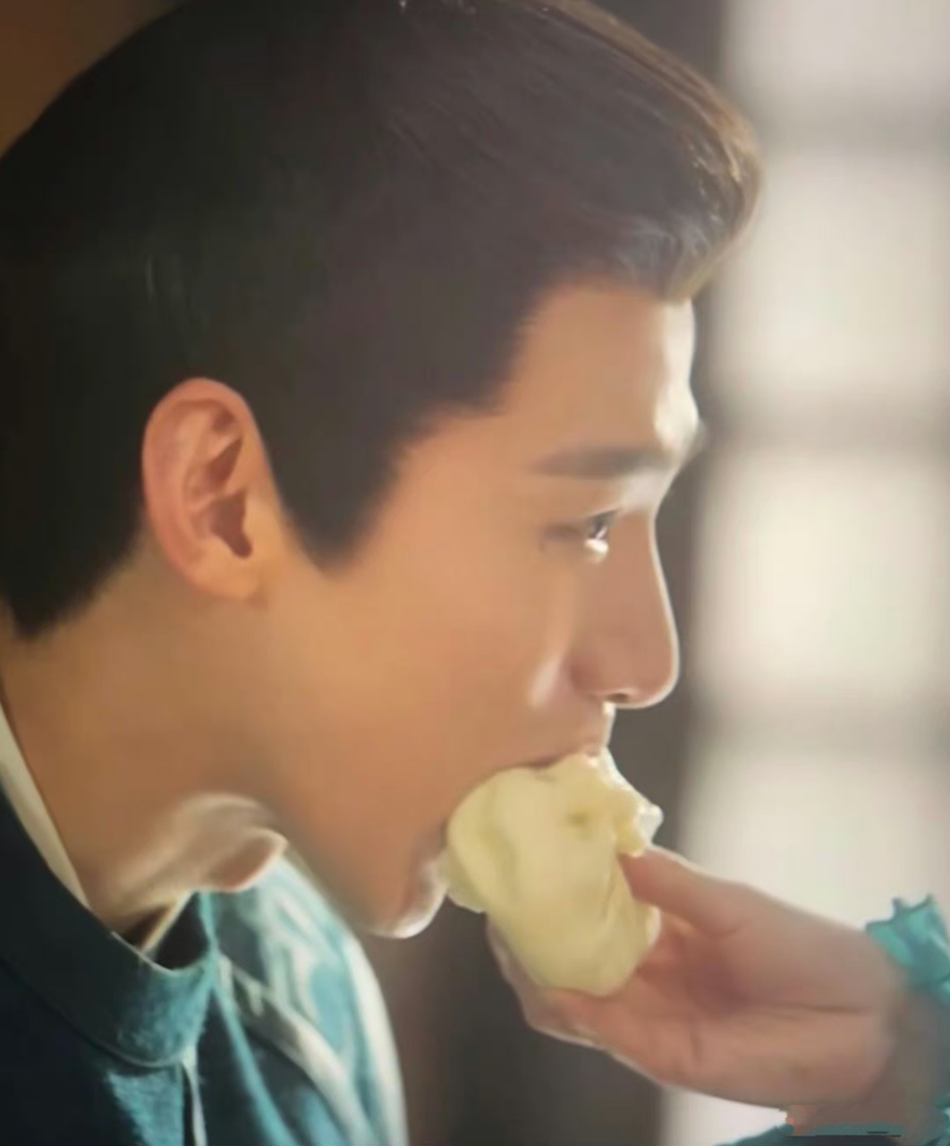 果然这届网友都是拿十八倍镜看剧的,柳玉茹喂给顾九思的包子是带纸皮