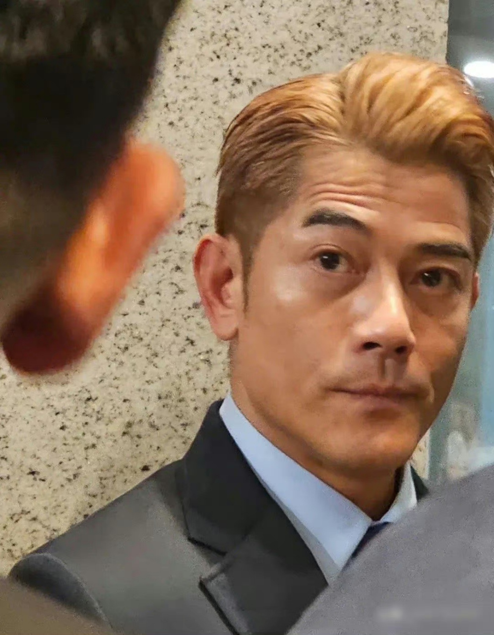 57岁郭富城这发量一直是个谜啊,比20多岁小伙的都茂密,发型更是从来没