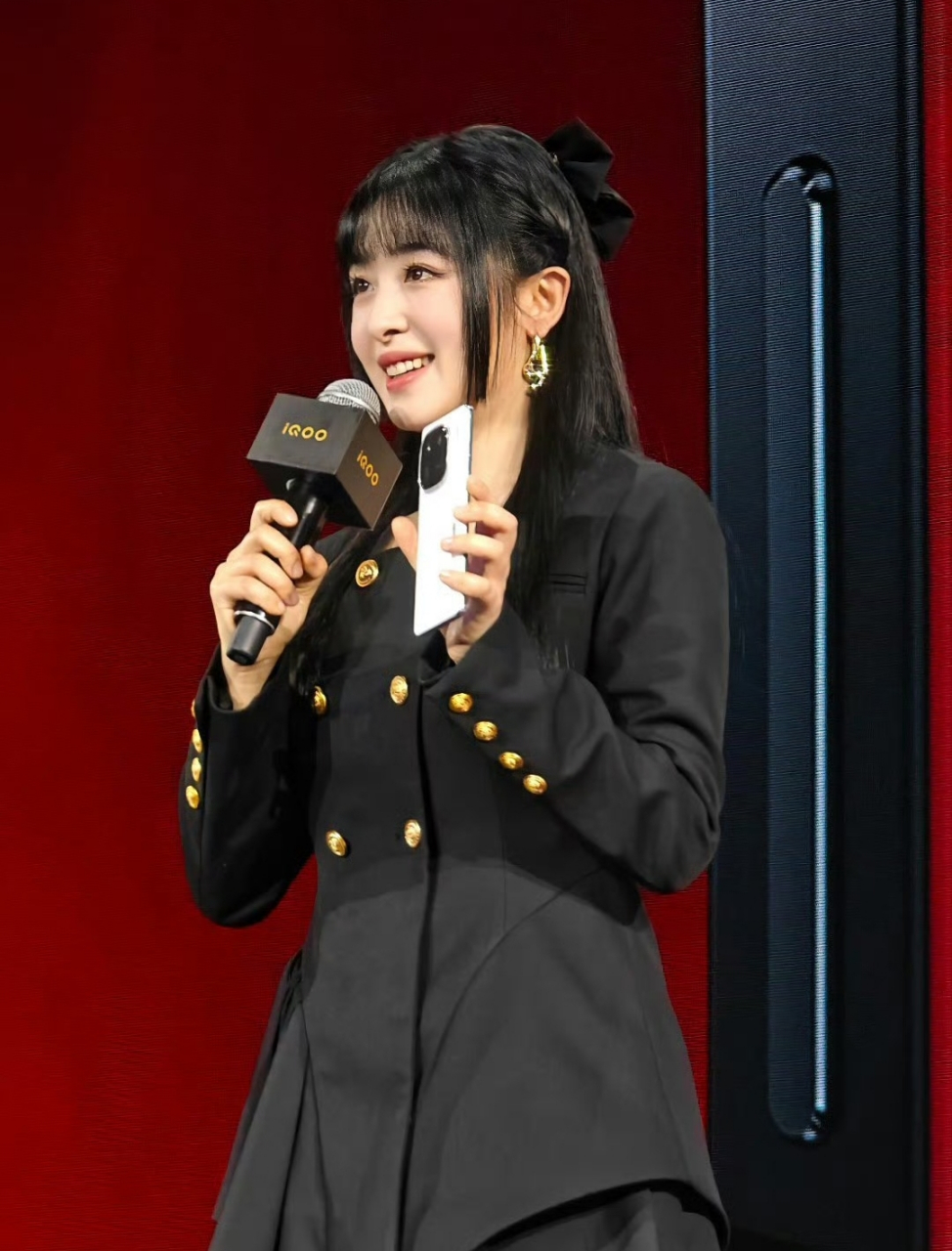 酸酸甜甜的张含韵代言手机了,第一届《超级女声》也就她比较出名一点.