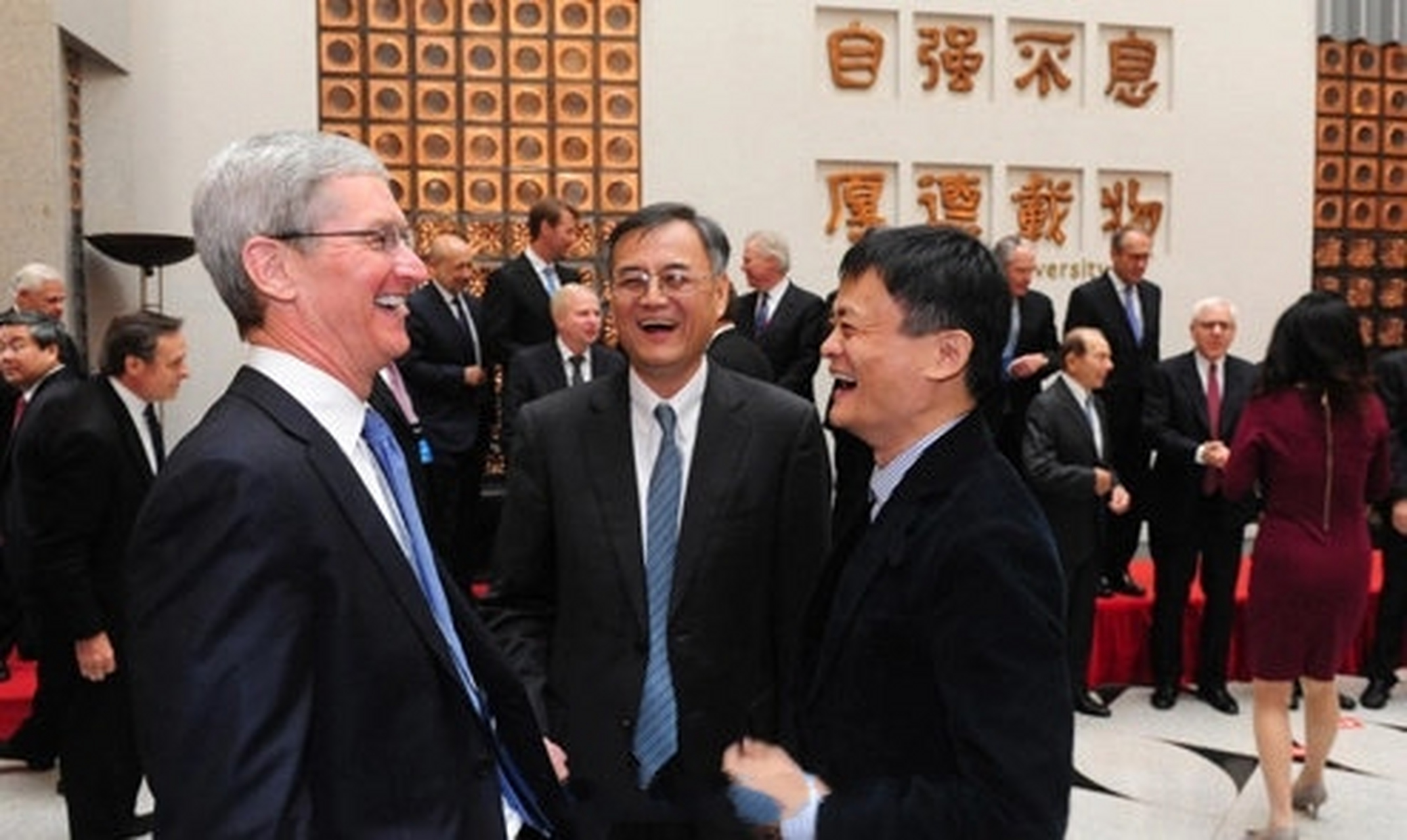 马化腾,马云与库克合影对比,一个社恐,一个社牛.