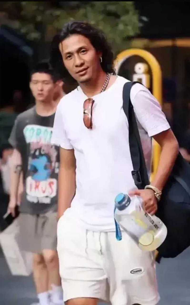 这么看宋小宝留这个发型还是很帅的.