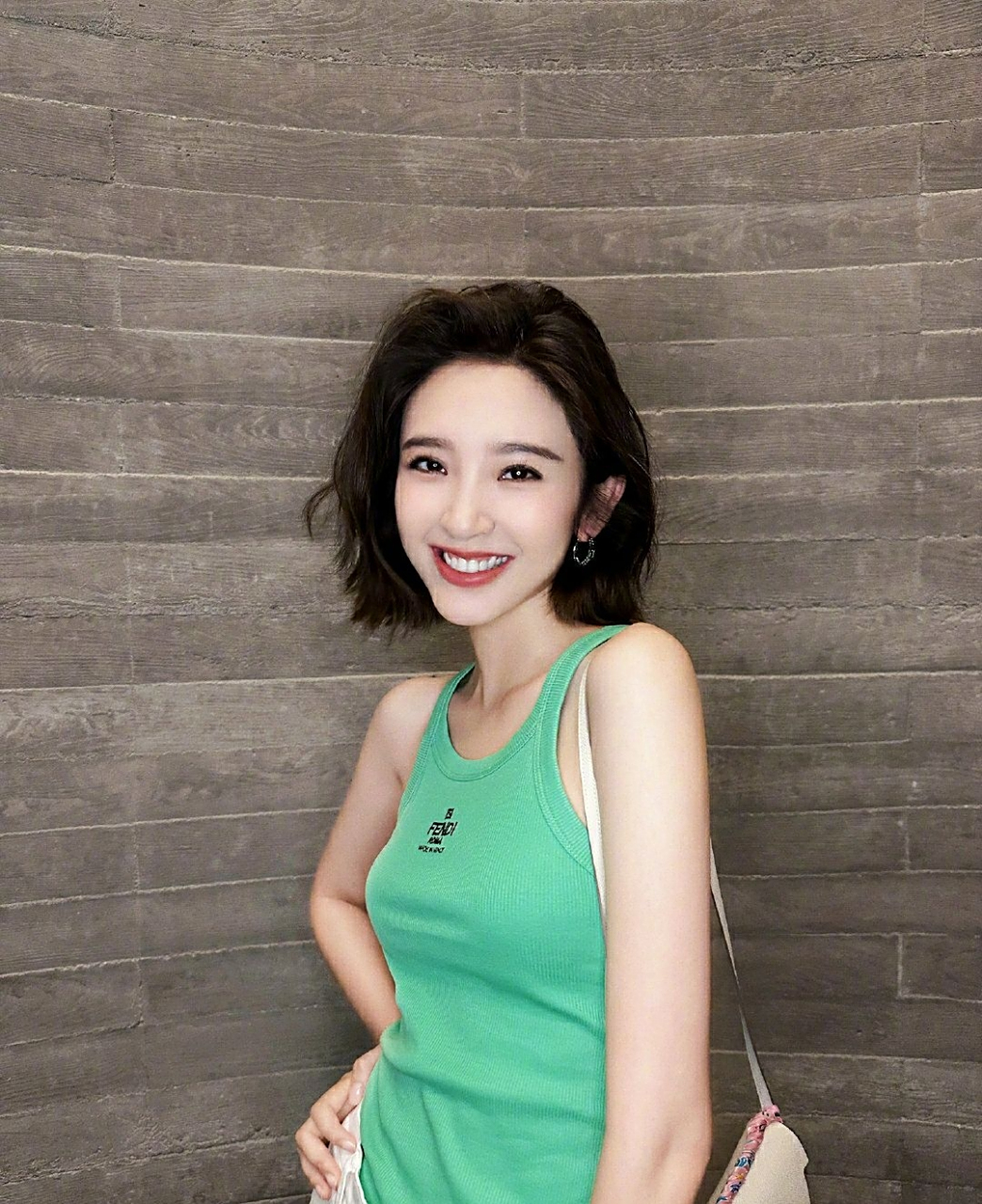 短发的唐艺昕好漂亮,笑起来是微笑女神,不笑的时候是冷脸美女,两种