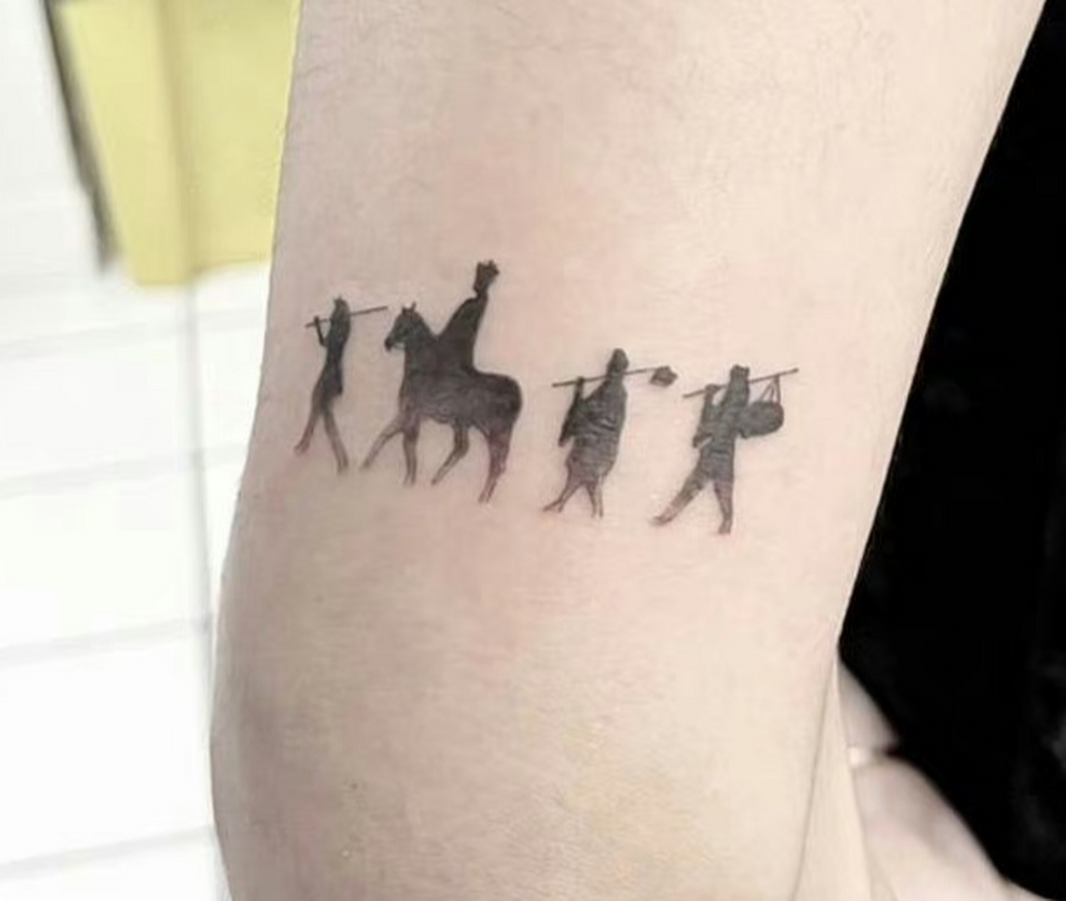 王嘉尔《西游记》纹身高清图.