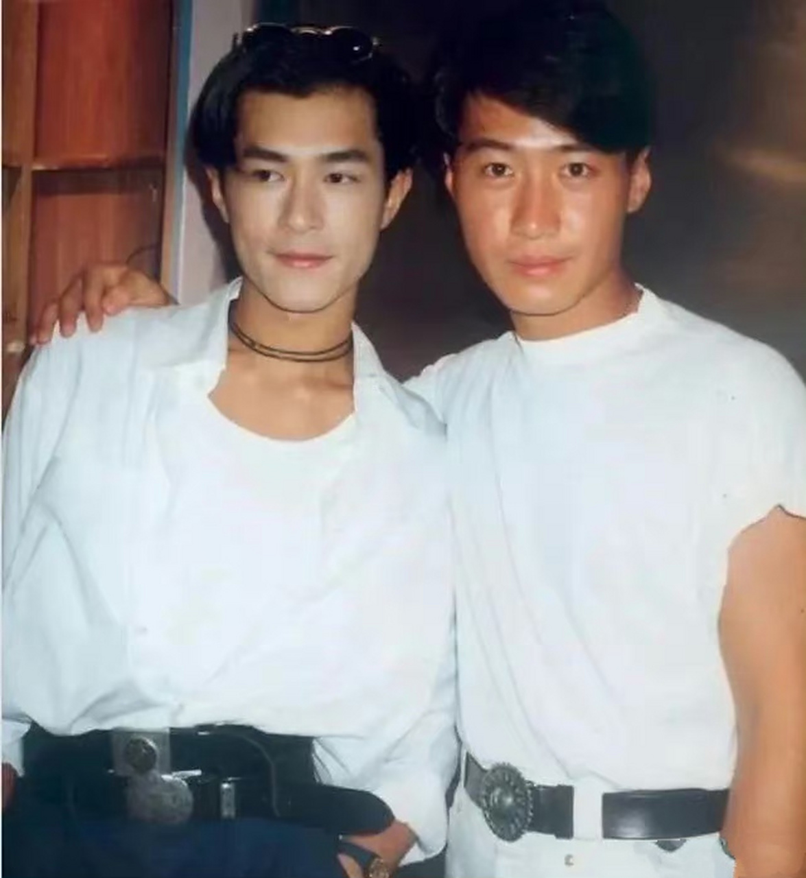 看看他和黎明的合照就清楚了. 67