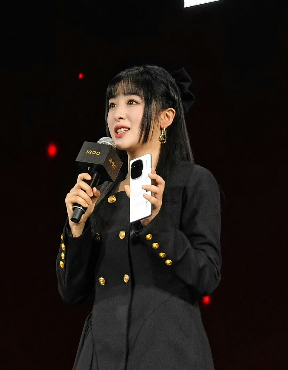 酸酸甜甜的张含韵代言手机了,第一届《超级女声》也就她比较出名一点.