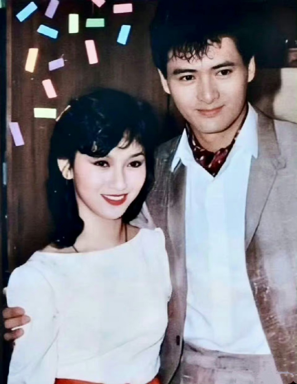 周润发和赵雅芝最近状态,怎么老了那么多,他们年轻的时候都好好看.