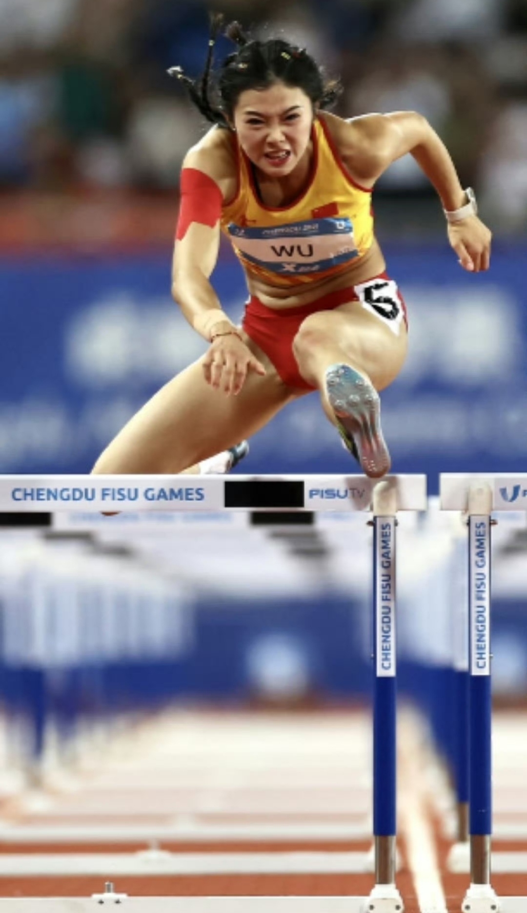 昨晚,吴艳妮女子100米栏12秒76夺得亚军,虽然没能获得冠军,但成绩已经