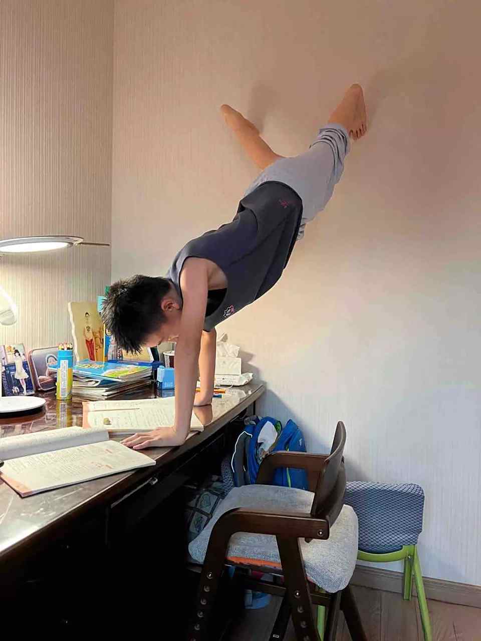 现在10后的孩子写作业姿势真的太奇特.