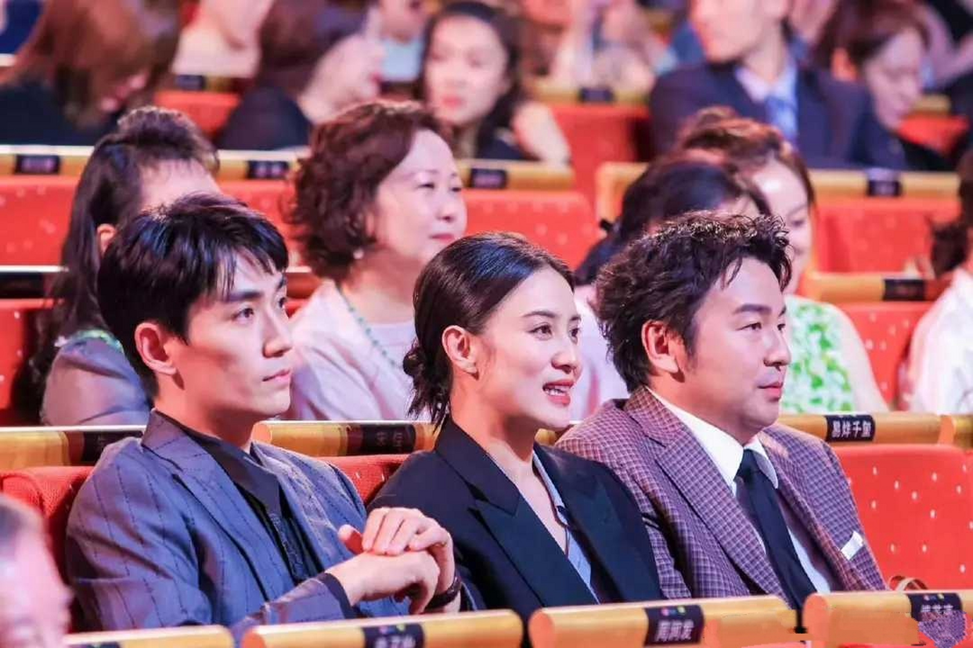 雷佳音的头真的很突出!