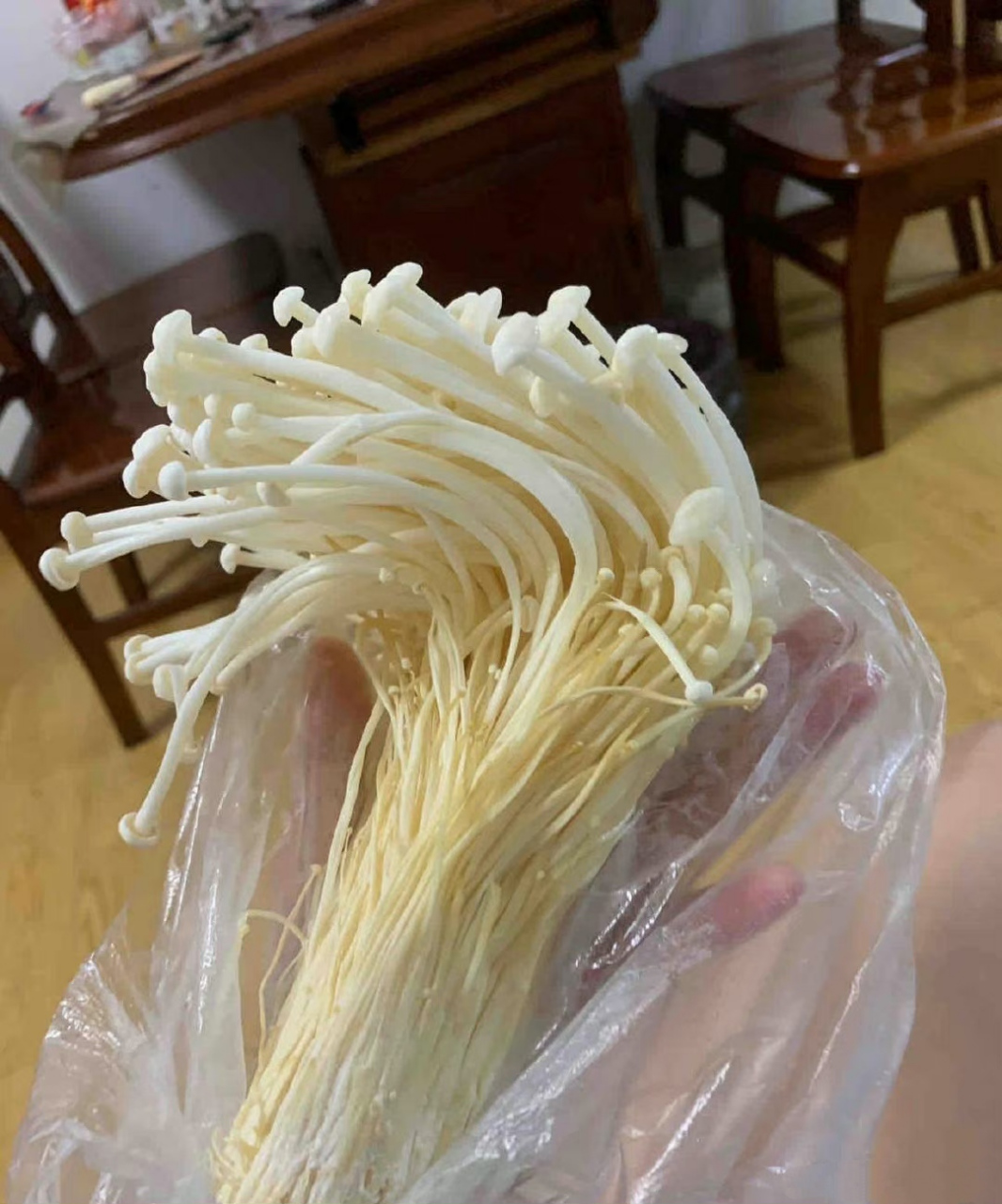 网友:金针菇开花了,放冰箱里6天这样了,请问这样还能吃吗? ​