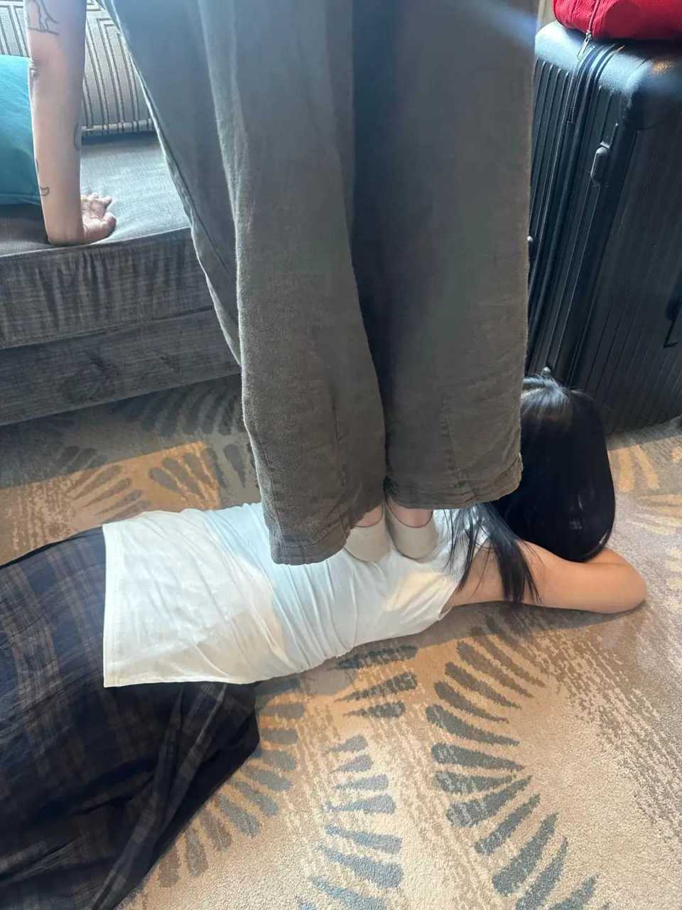 女博主们的放松方式——踩背.