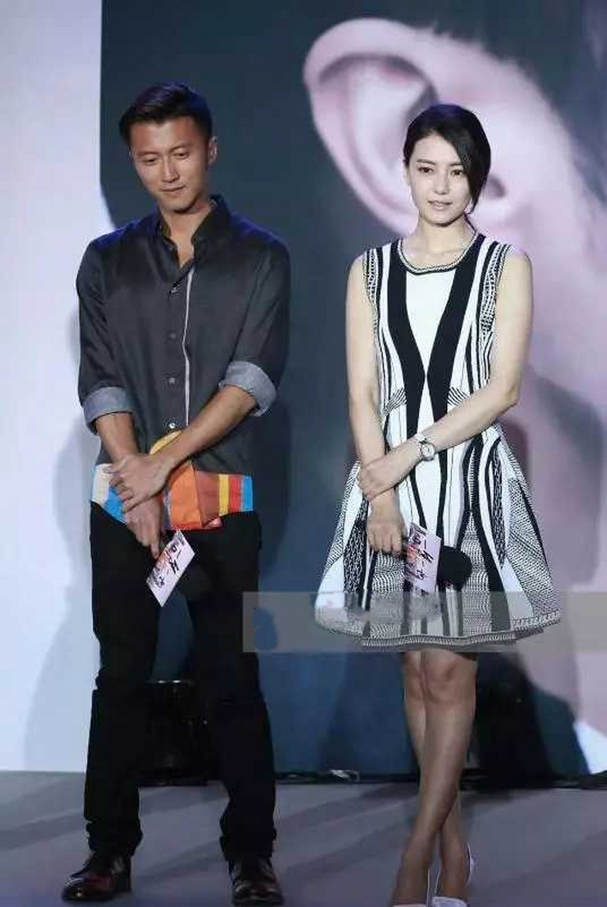 修图师是故意的吧!谢霆锋和高圆圆,高圆圆上半身白下半身黑.