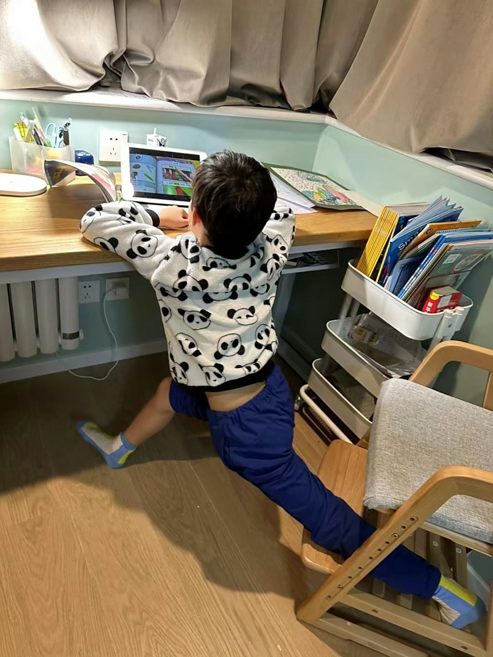 小朋友写作业的姿势可以有多搞笑?