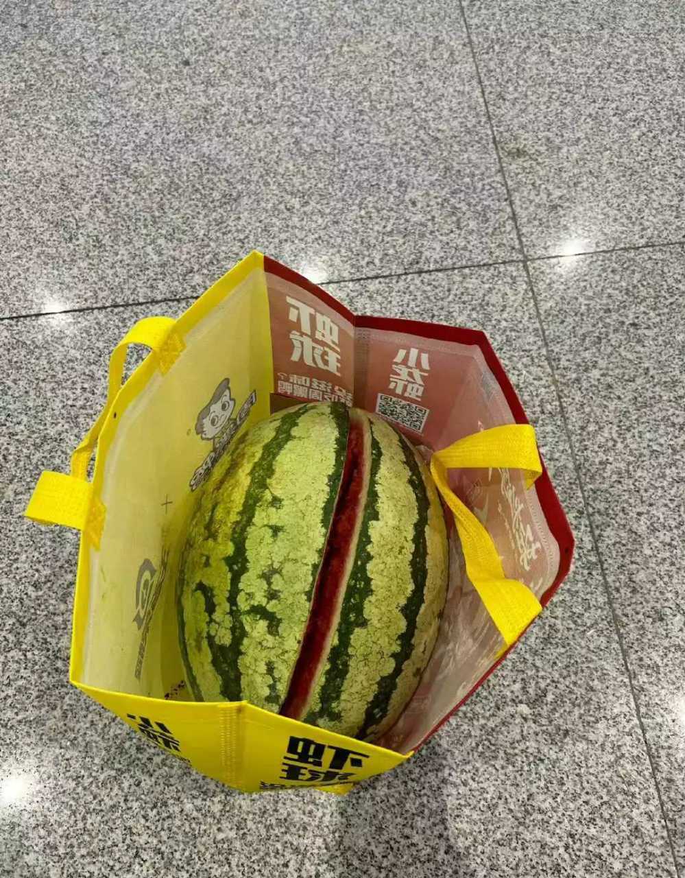 网友:在高铁站,西瓜炸了,怎么办?