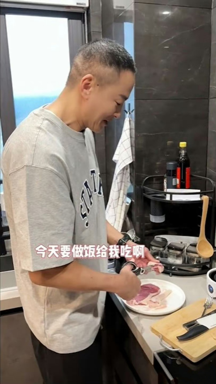 何润东近照,剪了个很短的寸头,状态怎么样? ​