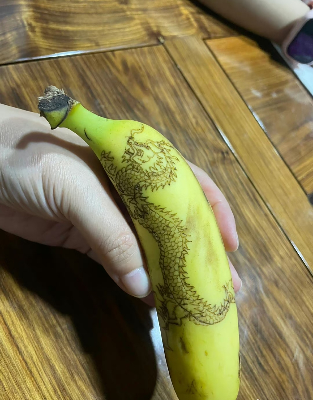 利用氧化在香蕉上画画,好酷啊! ​