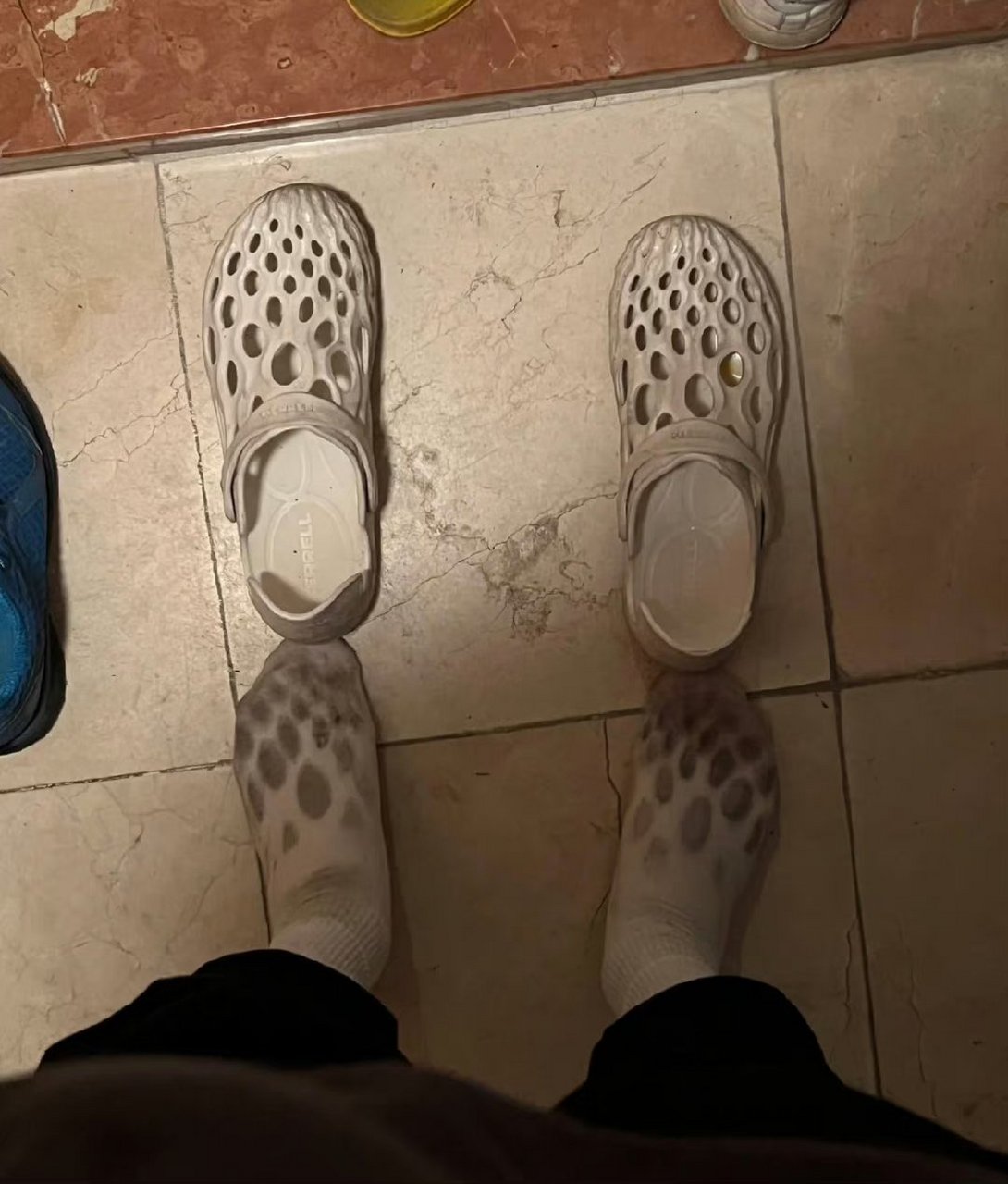 家人们千万不要洞洞鞋穿袜子.