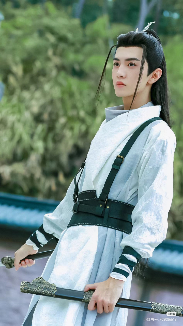 宝藏男孩陈哲远,古装现代都能演. 浓眉大眼帅哥样,潇洒倜傥圆圆脸.