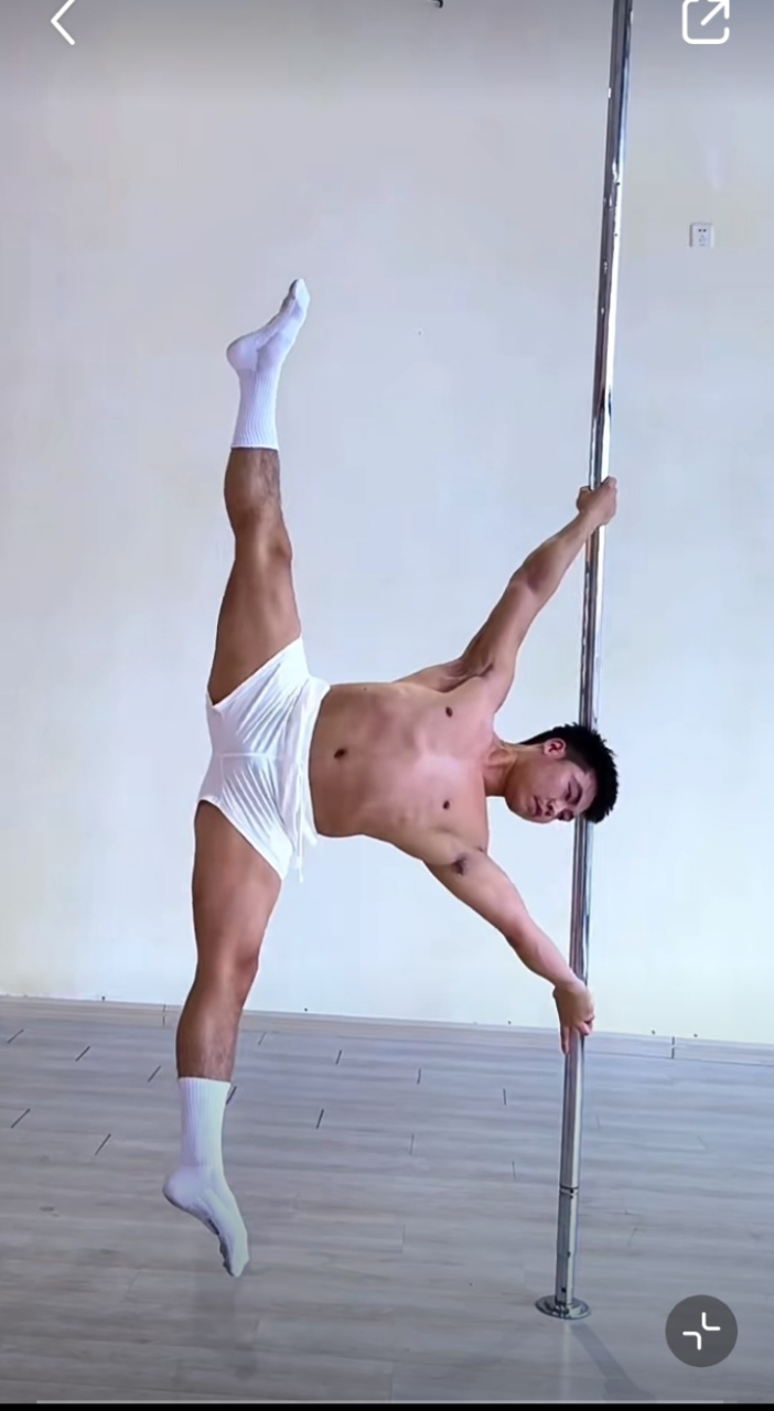 钢管舞,数孙健.空中腾,似飞燕.竖倒立,鹞子翻.占鳌头,世界冠.