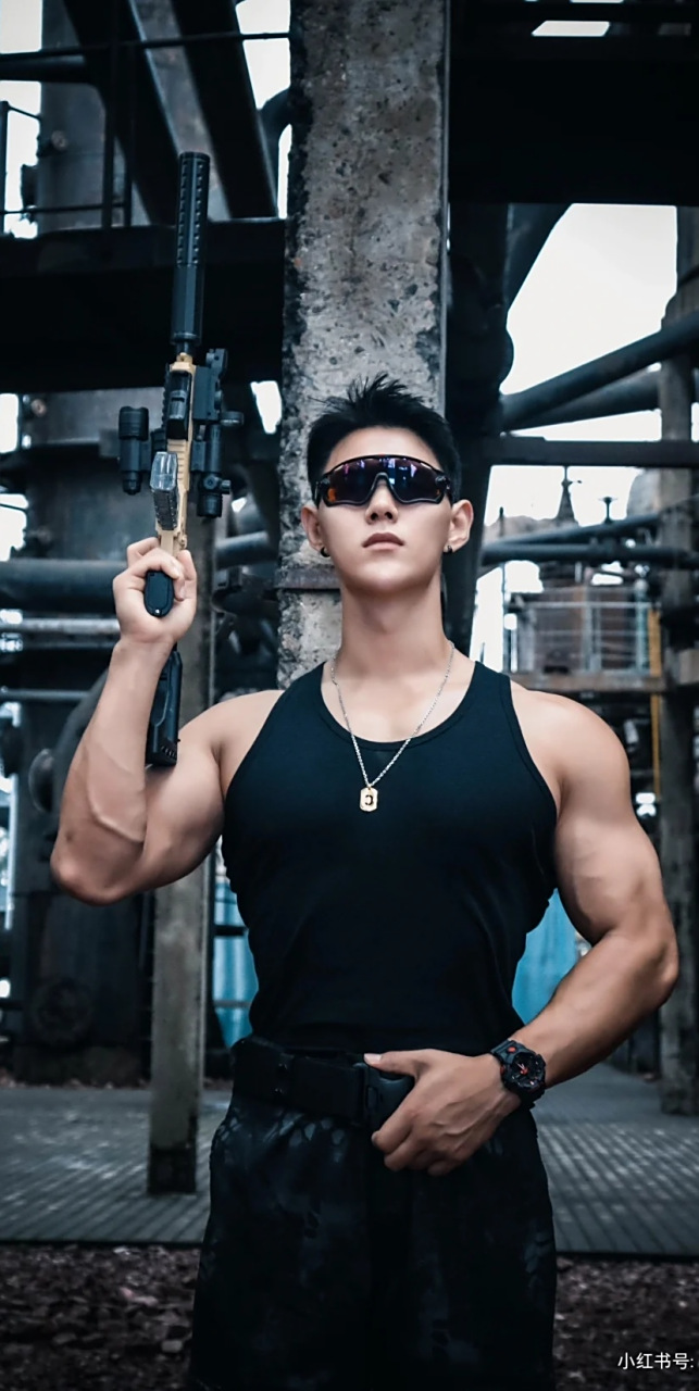 特警肌肉靓帅哥,动作潇洒好体格. 墨镜遮眼英气在,捍卫人民保祖国!