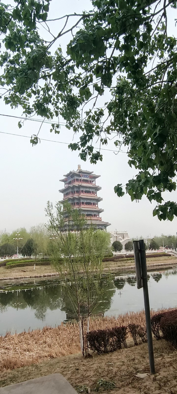 今天中午拍摄的门头沟区永定楼,虽然山区较凉,但永定河公园的花也开了